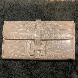 Gray pebbled clutch/wallet